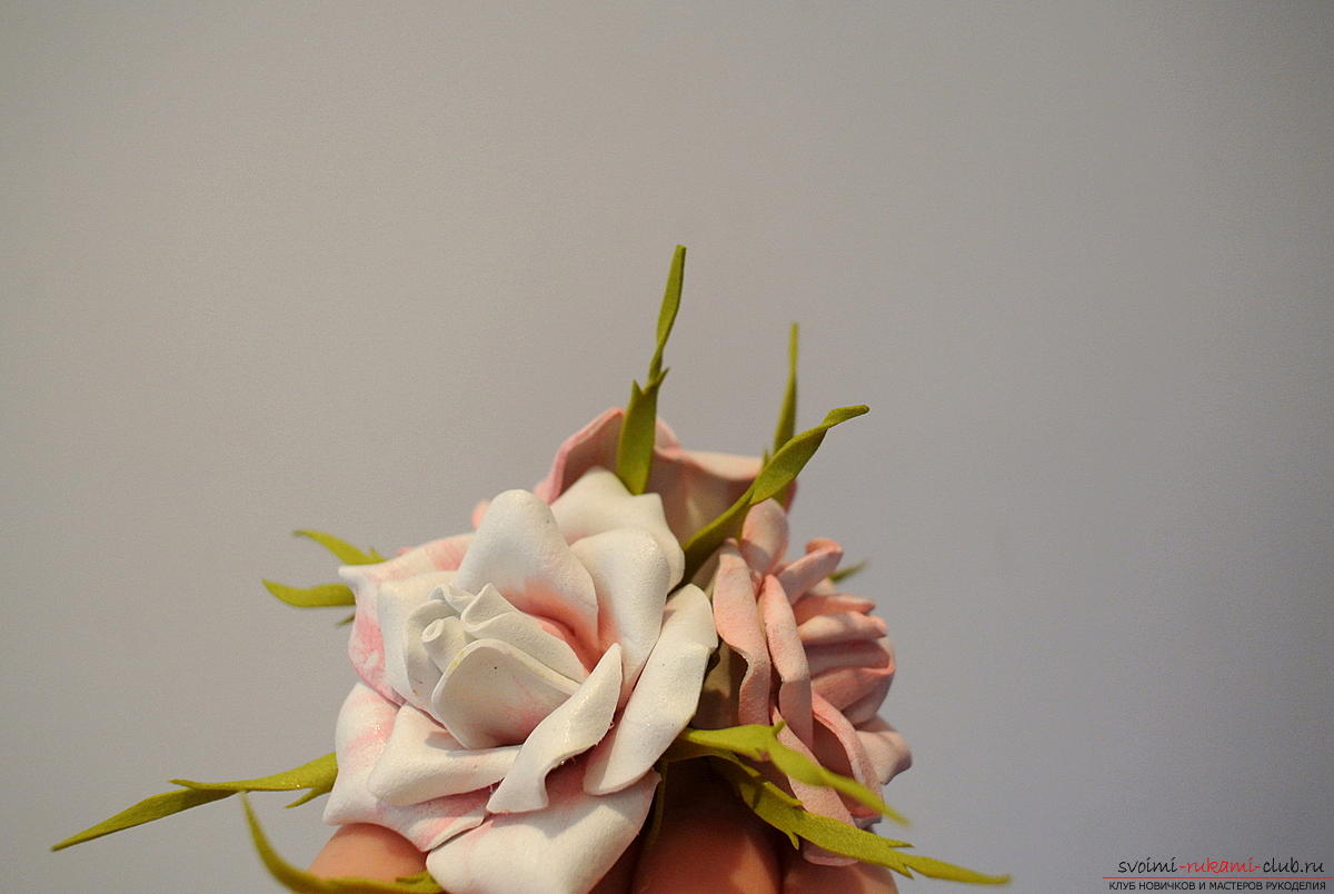Мастер-класс поможет создать бутоньерку, для которой цветы изготавливаются своими руками из фоамирана.. Фото №16